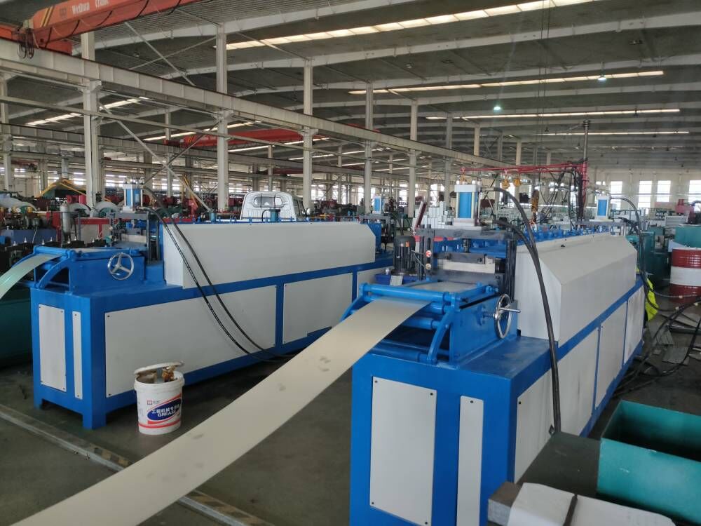 （中国）科技公司全自动旋铆机设备
